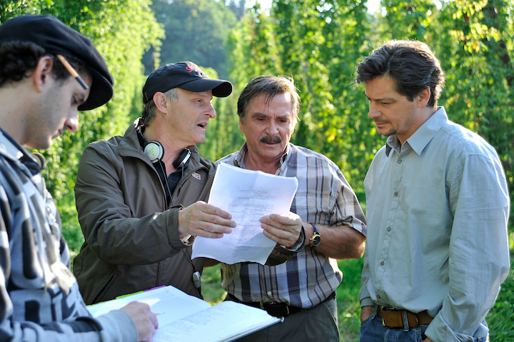 Regisseur Christian Wagner wei&szlig;t die Schauspieler ein